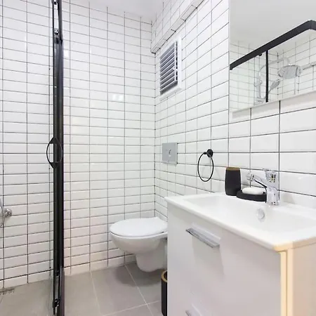 Fully Renovated 2br Flat In Prime Location At Moda Appartamento *